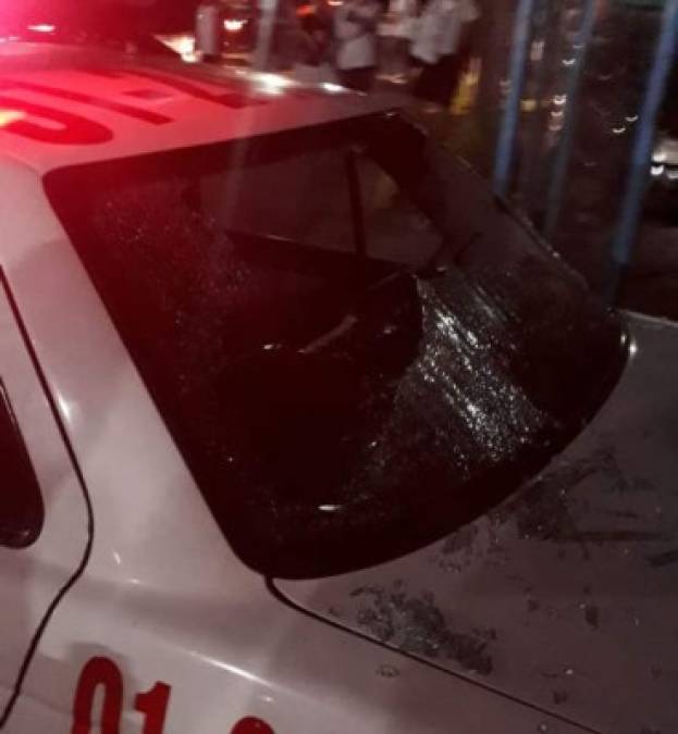 Barras de ambos clubes también le lanzaron piedras y botellas a los vehículo de los elementos de la Policía de El Salvador.