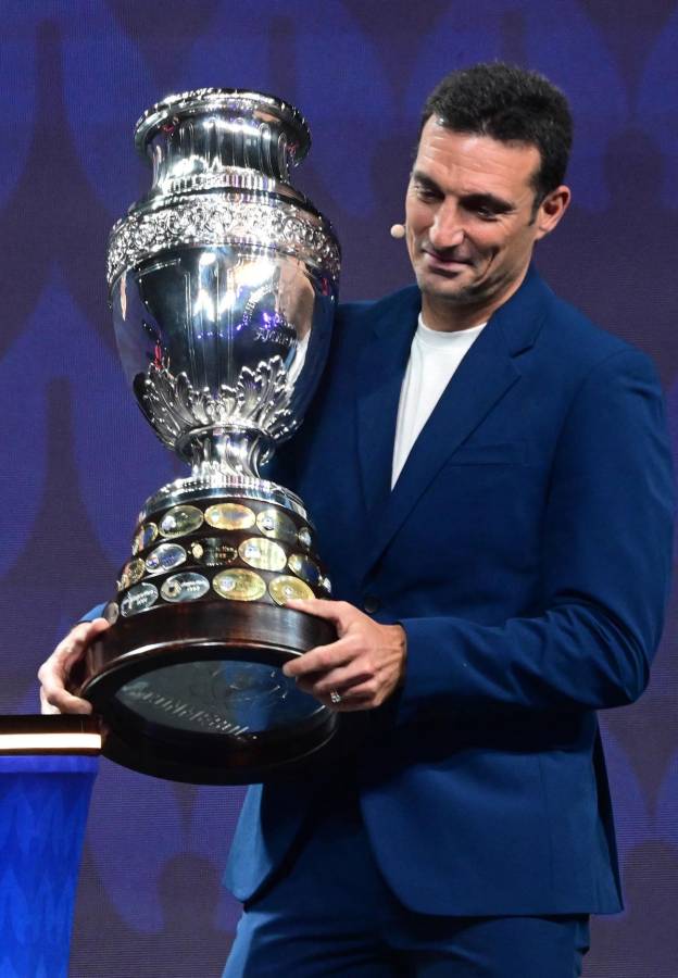 Scaloni con el trofeo de la Copa América 2024.