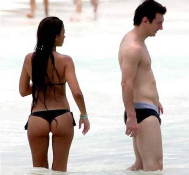 Antonella Roccuzzo y Messi de vacaciones en la playa cuando ya se mostraban al público.