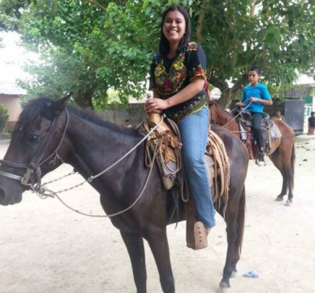 Vecinos de la joven maestra indicaron que ellos escucharon los disparos que acabaron con la vida de la docente, quien trabajaba en la escuela Visitación Padilla. El menor fue identificado como Dastan Maldonado.