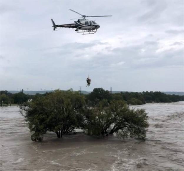 La Comisión de Cacería de Texas informó en Twitter que realizó rescates con helicóptero en el río. La agencia reportó que dos personas y un perro fueron puestos a salvo después de que la corriente arrastró su casa rodante.