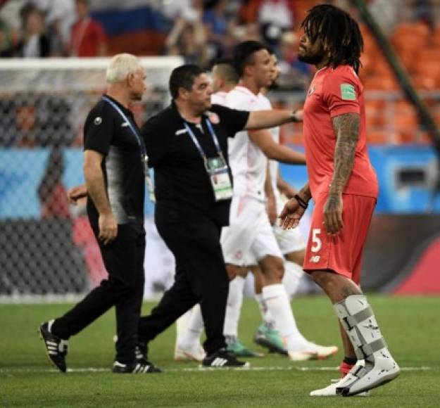 Román Torres acabó con una prótesis luego de que se tuvo que retirar por lesión del partido entre Panamá- Túnez.
