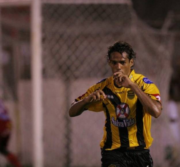 Everaldo Ferreira: El delantero brasileño llegó en el 2005 a la Liga de Honduras en donde destacó en el Olimpia y Real España. Ganó cuatro títulos en el balompié hondureño, tres con el cuadro olimpista y uno con el club aurinegro.<br/>