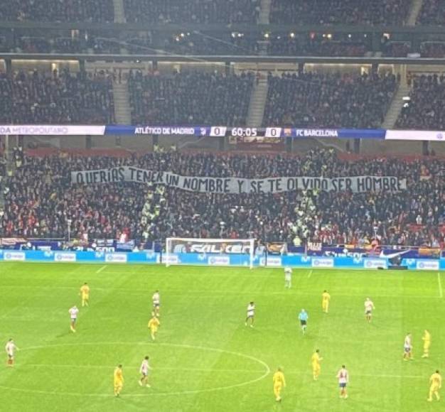 “Querías tener un nombre y se te olvidó ser un hombre”. La pancarta dedicada de los aficionados del Atlético de Madrid para Antoine Griezmann en el Wanda Metropolitano.