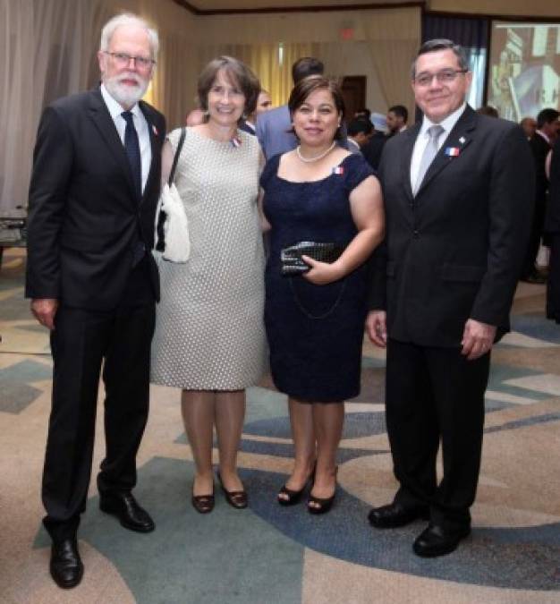 Thomas y Martina Wriessnig con Esther e Isaías Barahona.