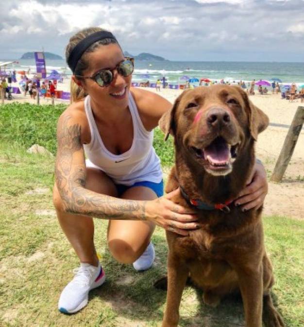 La novia de Neymar también disfruta de los animales.