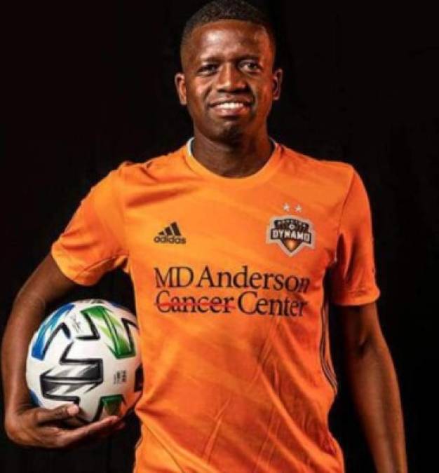 Boniek García: El experimentado jugador hondureño finalizó su contrato con el Houston Dynamo y en declaraciones a Diario Diez habló de su futuro: 'Sé que hay condiciones para seguir jugando aquí. Si no, plan b; otro equipo de la MLS, podríamos ver opciones. El plan C; podría ser buscar un equipo en Honduras'.