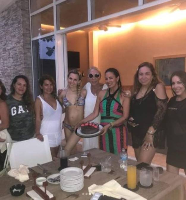 Estas son algunas de las imágenes que compartió Bozzo en sus redes sobre su festejo de cumpleaños, a través de las cuales agradeció a sus amigas por el detalle.