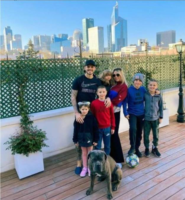 Mauro Icardi, delantero argentino del PSG, pasando la cuarentena con su esposa Wanda Nara e hijos en París.