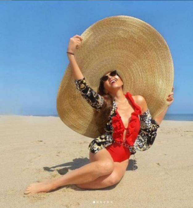 La cantante compartió en su cuenta de Instagram fotografías tomadas desde la playa, en donde presume su figura.