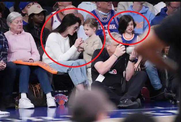 El pasado mes de noviembre, Anne fue captada en compañía de sus dos hijos durante un partido de baloncesto de los Knicks.