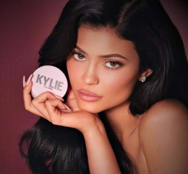 Kylie ganó este título gracias a su compañía Kylie Cosmetics, informó la revista Forbes.