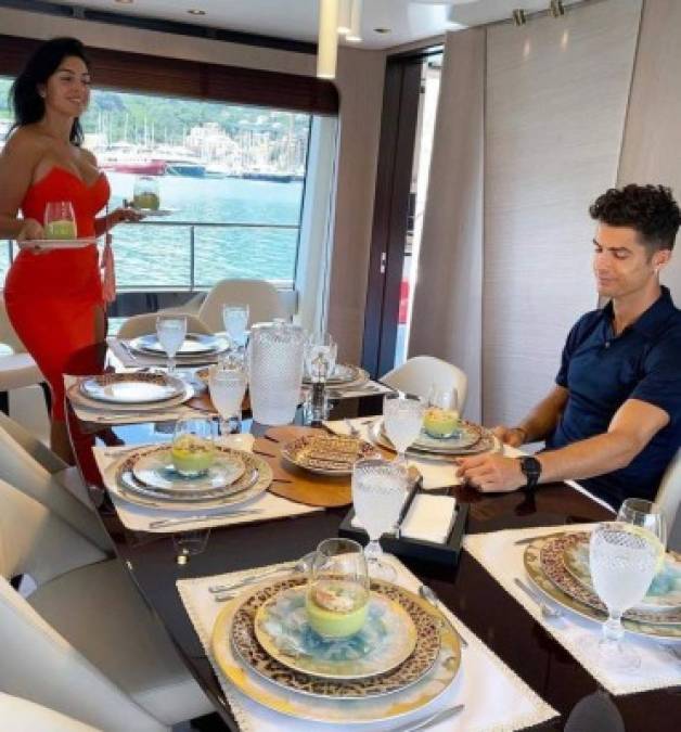 Cristiano Ronaldo y su novia Georgina Rodríguez disfrutan del verano italiano a bordo de su exclusivo yate.