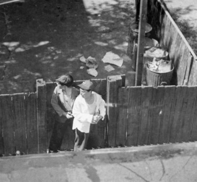En 1948, el fotógrafo estadounidense Frank Cushing se encontraba escuchando las noticias por la radio sobre un niño acusado de robo que huía de la policía llevando a punta de pistola a otro chico como rehén. Cushing decidió acudir al lugar y capturar el acontecimiento. Su fotografía fue galardonada al Pulitzer de 1948.