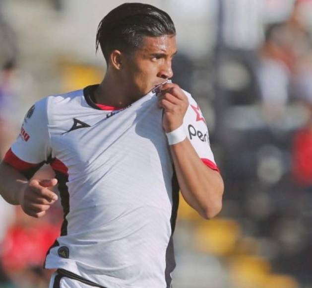 Michaell Chirinos: El delantero podría volver al Olimpia luego de su paso en México en donde militó en el Lobos BUAP. El club mexicano vendió su cantegoría y al parecer el atacante tendría que volver a la Liga Nacional de Honduras.