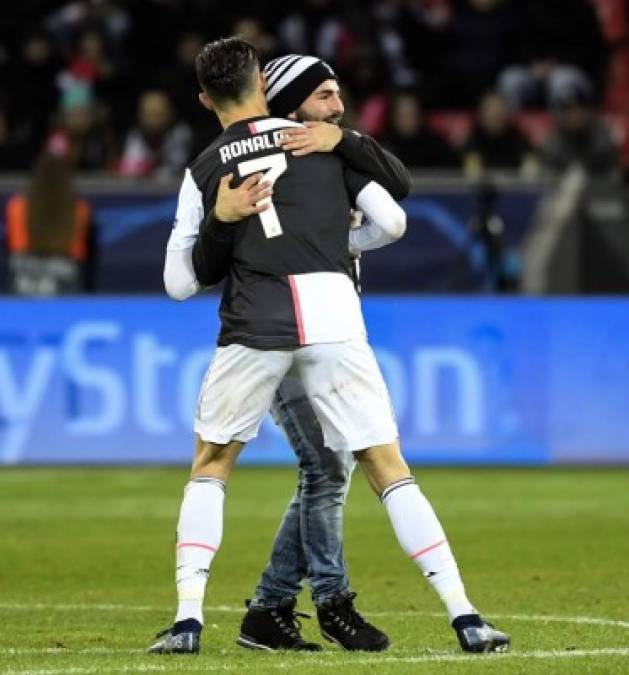 Otro aficionado, vestido con un camiseta y un gorro de la Juventus, se aproximó a la estrella lusa y le dio un abrazo.