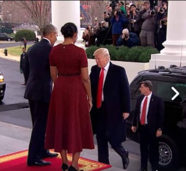 Quedó grabado en video, a su llegada a la Casa Blanca para tomar un té con la familia Obama, Trump olvidó a su mujer y me atrevería a decir que la redujo a un simple objeto que lo 'adorna'.
