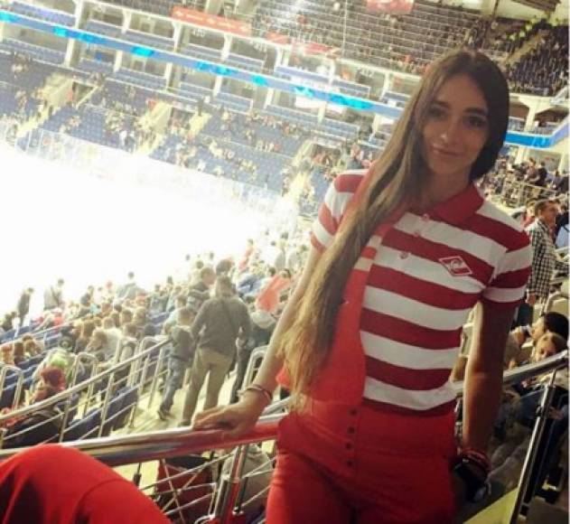 Victoria Gameeva con la camiseta del Spartak de Moscú apoyando al equipo desde las gradas.