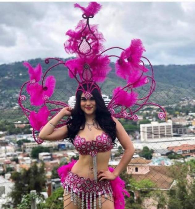 EXTRA DOS: Aunque Ónice Flores de GoTv no fue a La Ceiba, se vistió como carnavalera en su programa 'Algo pinta'.