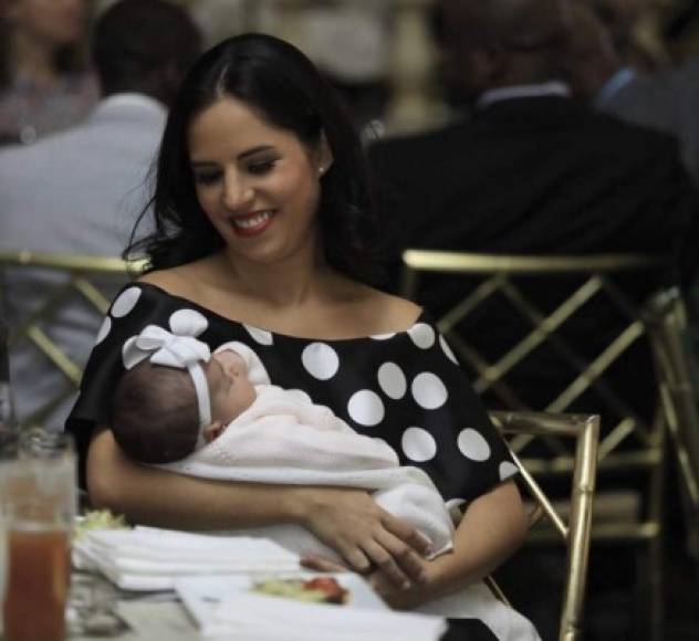 Las tiernas imágenes de Gabriela de Bukele y su hija Layla se viralizaron en redes sociales.