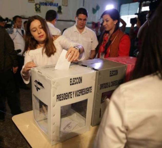 Daniela Hernández, la hija de Juan Orlando Hernández, se mostró muy feliz de votar por primera vez en Gracias, Lempira.