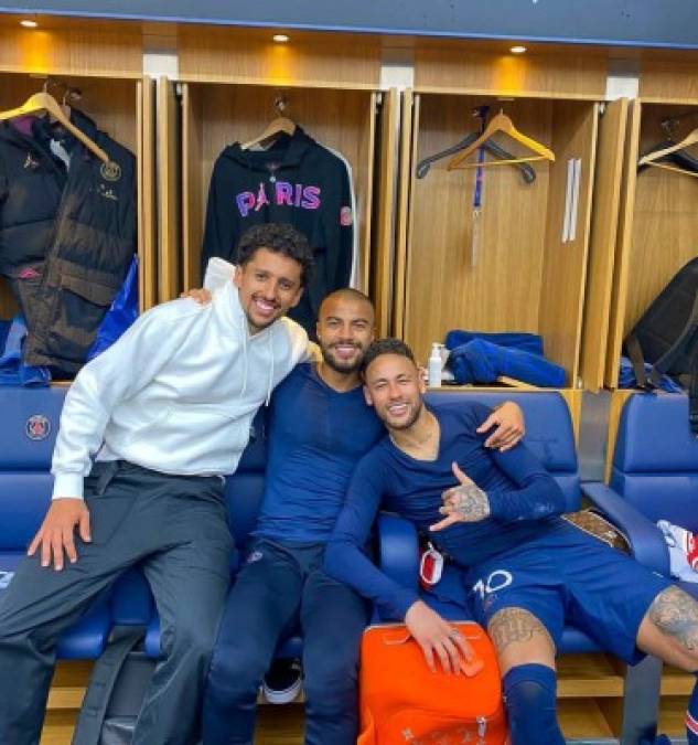 La banda brasileña del PSG. Marquinhos, que no jugó, junto a Rafinha y Neymar.