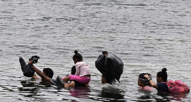 Gobernador de Texas advierte a migrantes sobre cocodrilos en el Río Bravo