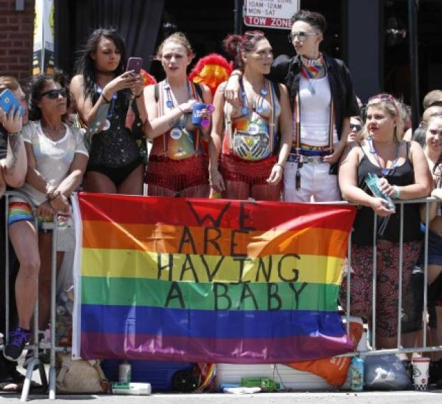 People celebrate the 48th annual Gay and Lesbian Pride Parade on June 25, 2017 in Chicago, Illinois. / AFP PHOTO / Kamil Krzaczynski