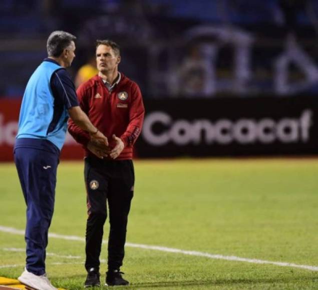 Tras el final del juego, Diego Vázquez fue a saludar personalmente a Frank de Boer.