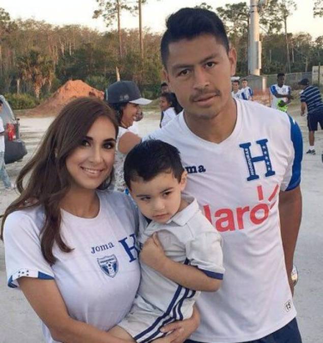 Natalie y su hijo ante Roger Espinoza.