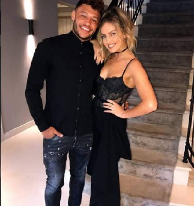 Alex Oxlade-Chamberlain, del Liverpool, junto a su mujer la cantante Perrie Edwards.