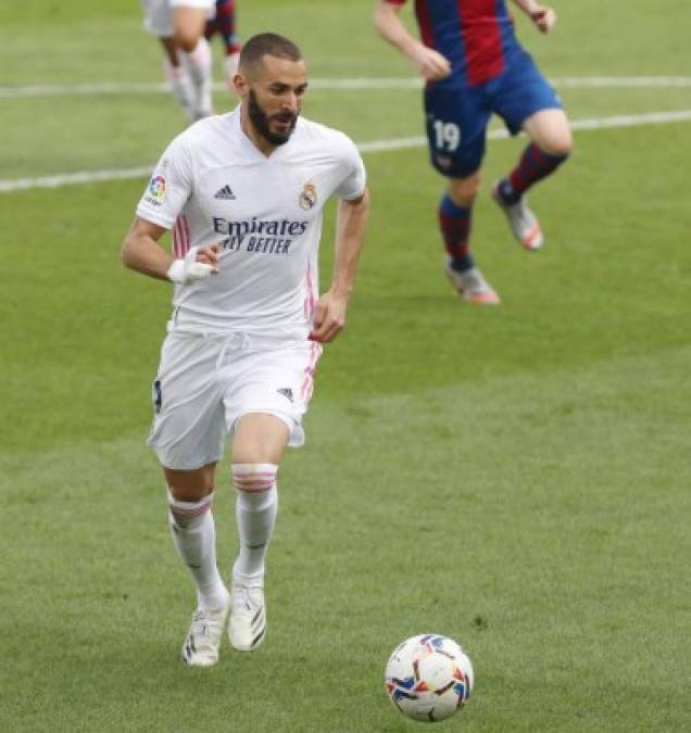 Karim Benzema - El delantero francés también vuelve a la alineación luego de ser suplente en la Champions. Pese a que no ha arrancado la temporada con un gran número de goles, sigue siendo la gran arma en ataque de los blancos.