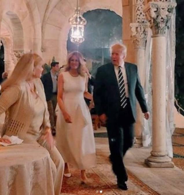 Tras permanecer varios meses sin realizar actividades públicas, Melania fue captada en el restaurante del exclusivo resort para celebrar la Pascua con Trump y su familia.