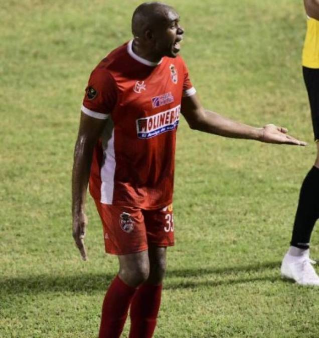 Wilson Palacios ingresó en la segunda mitad y en tramos del juego se vio molesto por el accionar de sus compañeros.