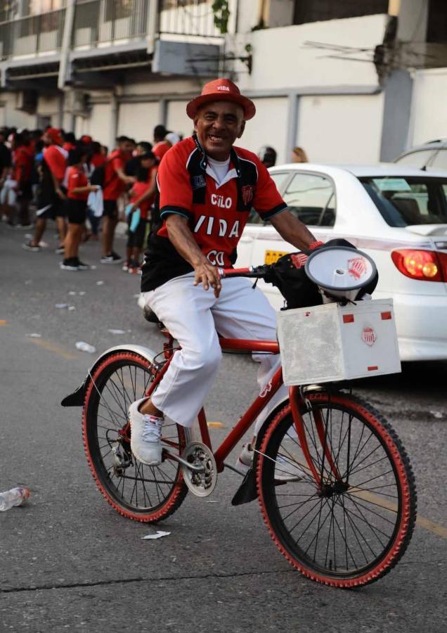 ‘Chilo‘ llega al estadio Ceibeño en bicicleta para alentar al Vida.