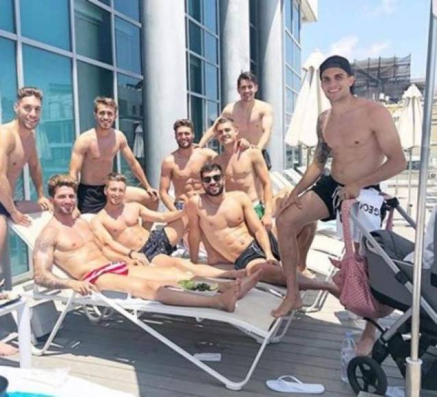 El defensa español Marc Bartra de vacaciones con amigos (entre ellos varios jugadores como Bojan Krkic y Marc Muniesa) en Tel Aviv, Israel.