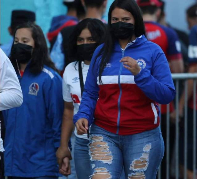 Bellas chicas y la Ultra Fiel: el ambientazo en la semifinal de vuelta Olimpia-Motagua en el Nacional