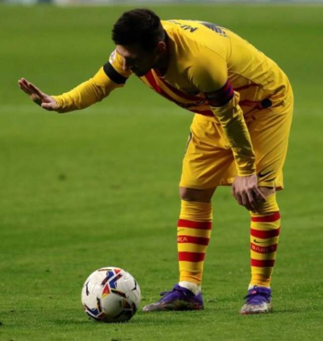 En esta imagen se vio como Messi pedía tiempo para realizar un tiro libre ya que se encontraba agotado.<br/>