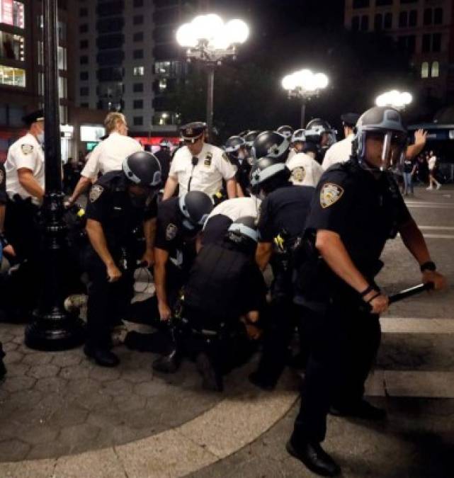 La policía antidisturbios cargó contra los manifestantes que incumplían el toque de queda en la quinta noche consecutiva de violencia, y utilizó granadas aturdidoras y bengalas de humo para dispersar la protesta.