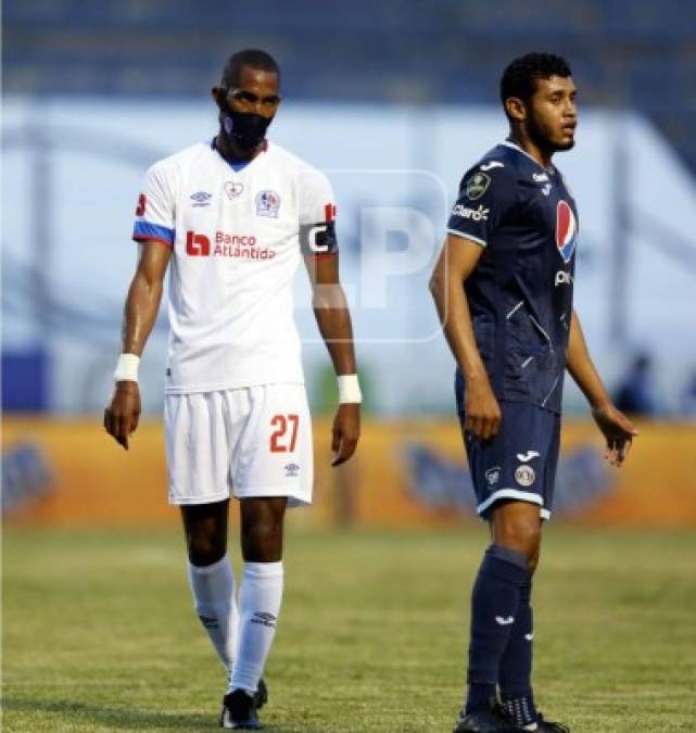 El 'enmascarado' Jerry Bengtson, junto a Marcelo Pereira en un lance del partido.