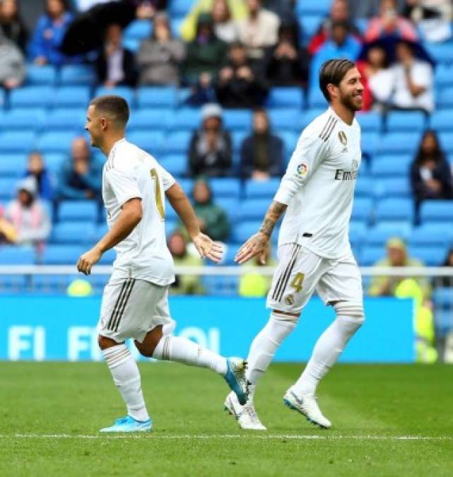 Sergio Ramos fue el primero en darle la bienvenida al campo a Eden Hazard. El defensa salió de cambio para dejar su lugar a Militao.