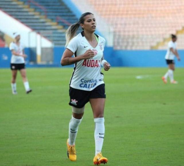 La brasileña de 27 años salió campeona recientemente con el Corinthians y ahora firmó con el conjunto azulgrana