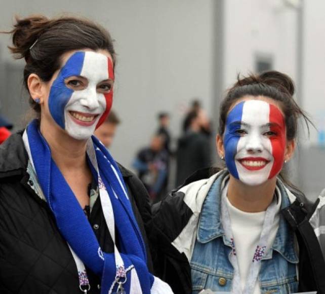 Aficionadas francesas antes de ingresar al estadio de San Petersburgo.