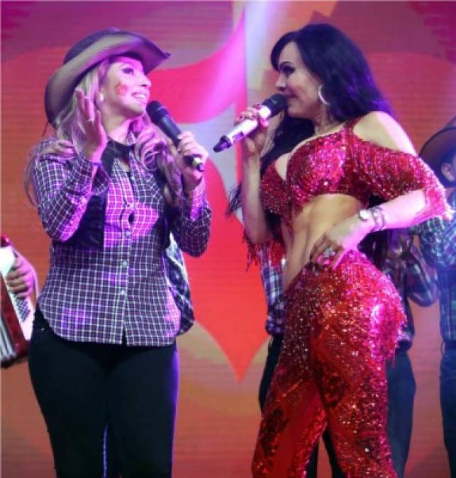 Maribel junto a una de las bellas presentadoras de la Teletón Honduras 2017.