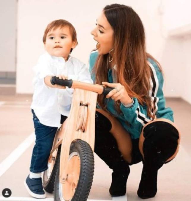 Ella es mamá y se dedica a las relaciones públicas y al marketing digital, además modela ocasionalmente.