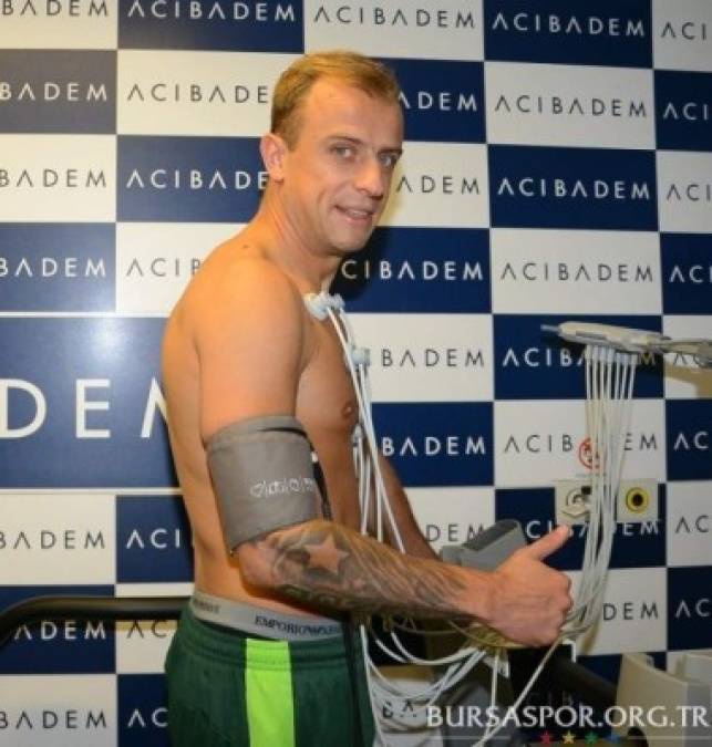 Sorpresa. El Bursaspor anuncIÓ que finalmente Kamil Grosicki no llegará cedido porque el futbolista polaco decidió rechazar el contrato tras superar el reconocimiento médico.