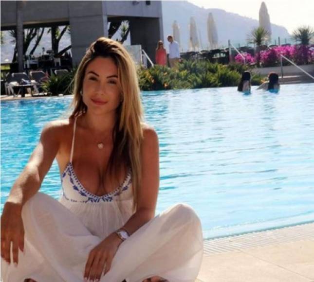Larissa Pereira tiene 25 años, es brasileña al igual que Roberto Firmino y llevan juntos desde el año 2014. Es modelo e influencer, se casó con el delantero el año pasado en su país y tienen dos hijas, Valentina y Bella.