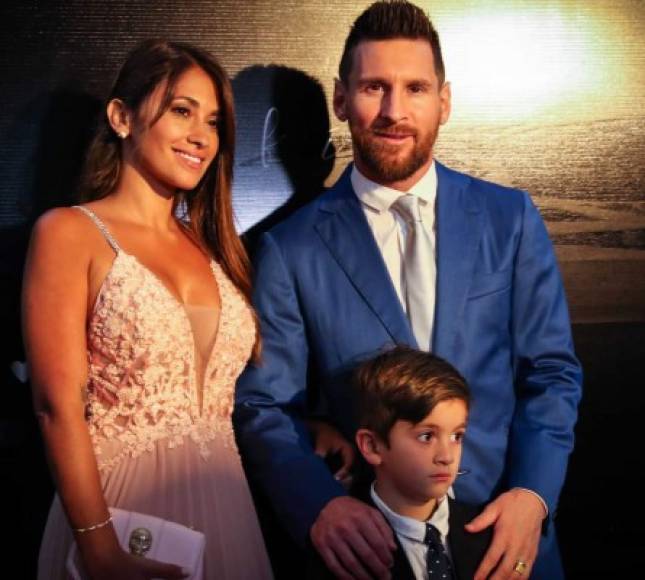 El futbolista Lionel Messi, su esposa Antonella Roccuzzo y su hijo Thiago deslumbraron con sus outfits en la alfombra roja de la fiesta de renovación de votos de Luis Suárez y Sofía Balbi que se realizó en un lujoso hotel de Punta del Este en Uruguay.