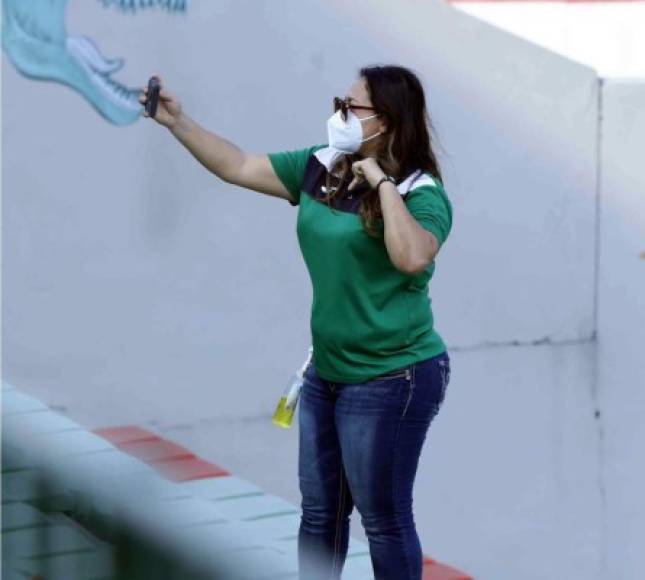 Rossana Perdomo de Musleh, la gerente de mercado del Marathón, también estuvo en el estadio.