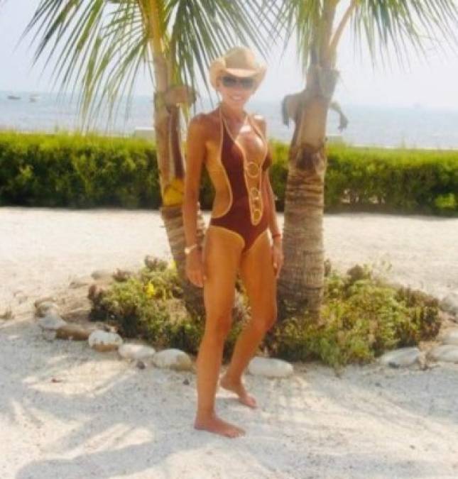 Sin embargo, cada vez que Laura disfruta de la playa luce su silueta en traje de baño y comparte las fotos en sus redes sociales.